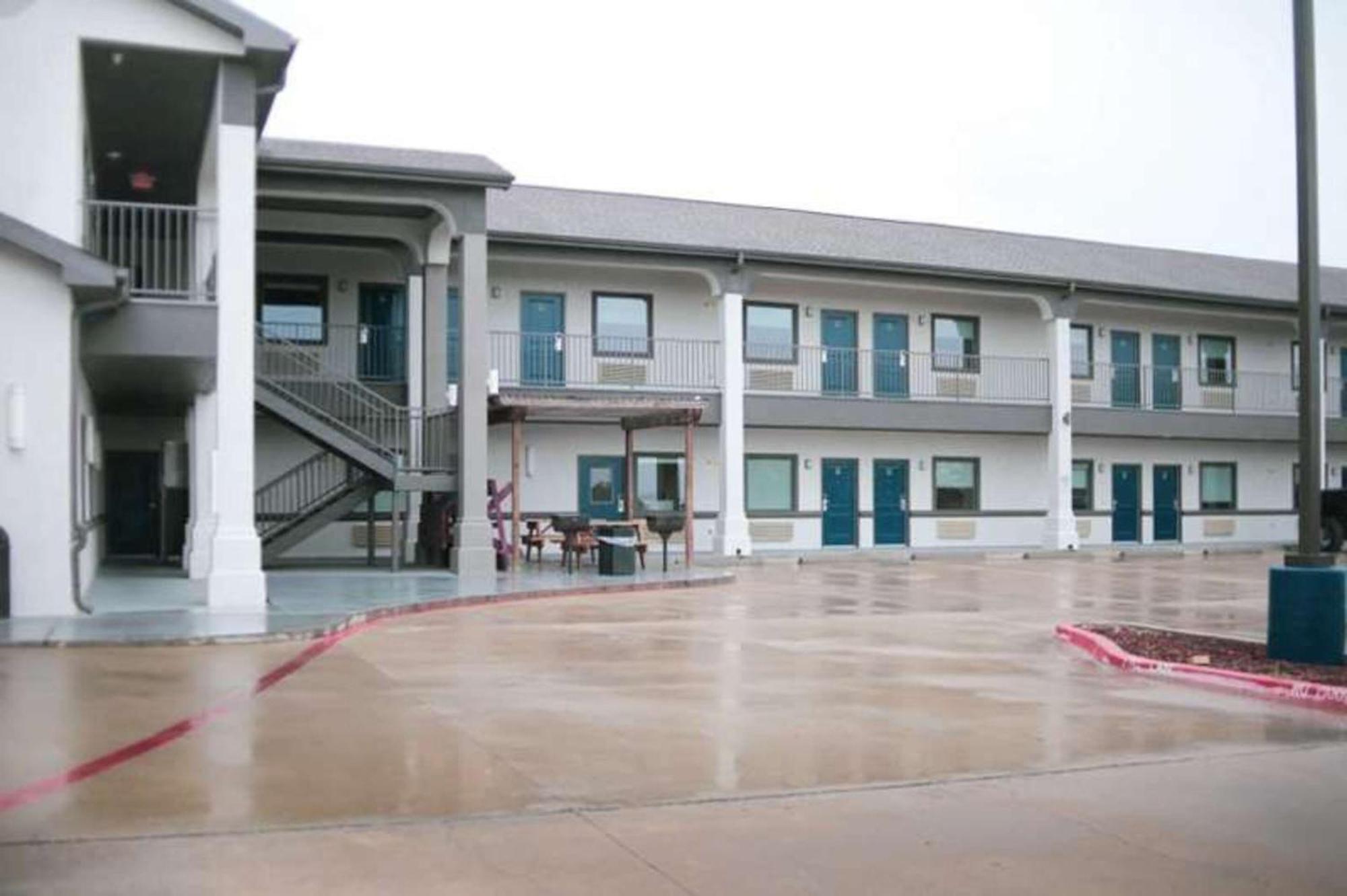 Days Inn & Suites By Wyndham Gonzales Tx Exterior foto